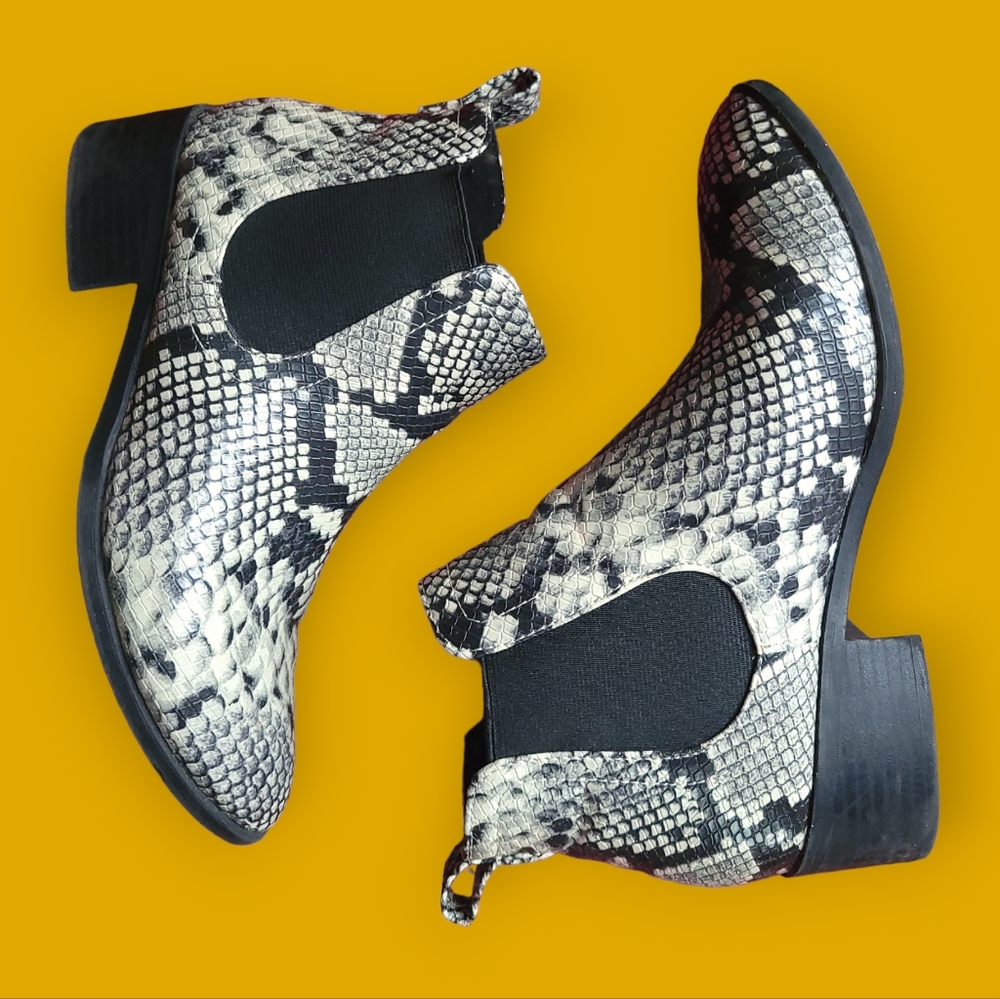 Sz 6.5 Faux Snake Skin Chelsea Boots
